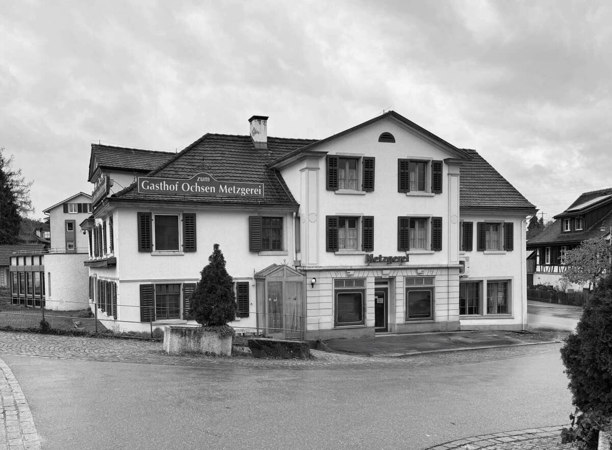 Orlando Architektur Umbau und Sanierung Gasthof zum Ochsen Hauptstrasse Islikon 1 Aussenfoto Bestand schwarzweiss