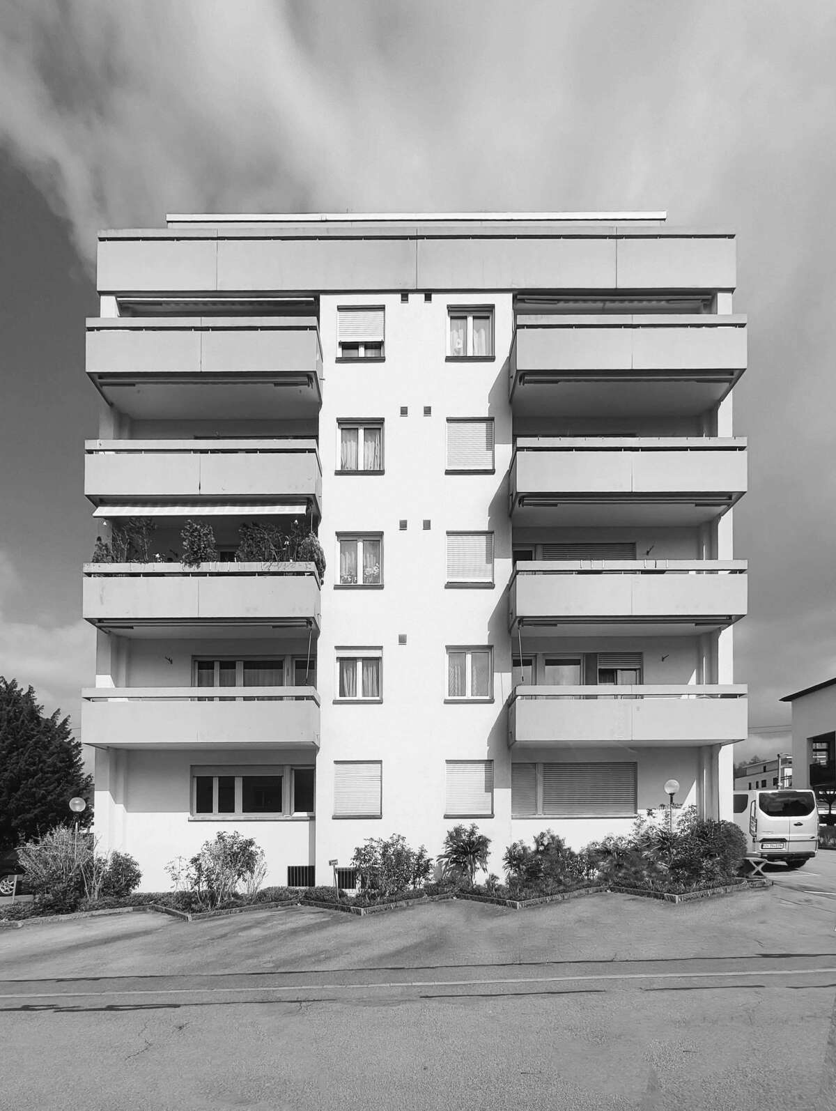 Orlando Architektur Umbau Sanierung Mehrfamilienhaus Restaurantfläche Stationsstrasse Seuzach 1 Fassadenansicht Bestand Schwarzweiss