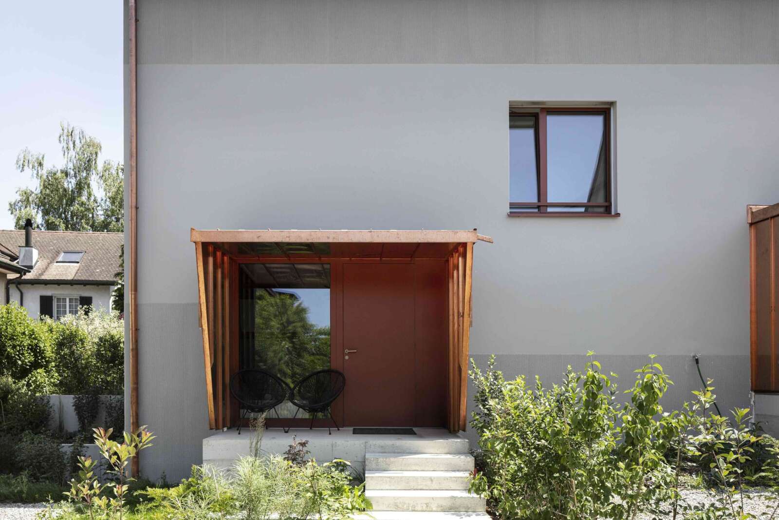 Orlando Architektur Neubau Einfamilienhaus mit Einliegerwohnung Oberfeldweg Winterthur 7 Sitzplatz Eingang Vordach