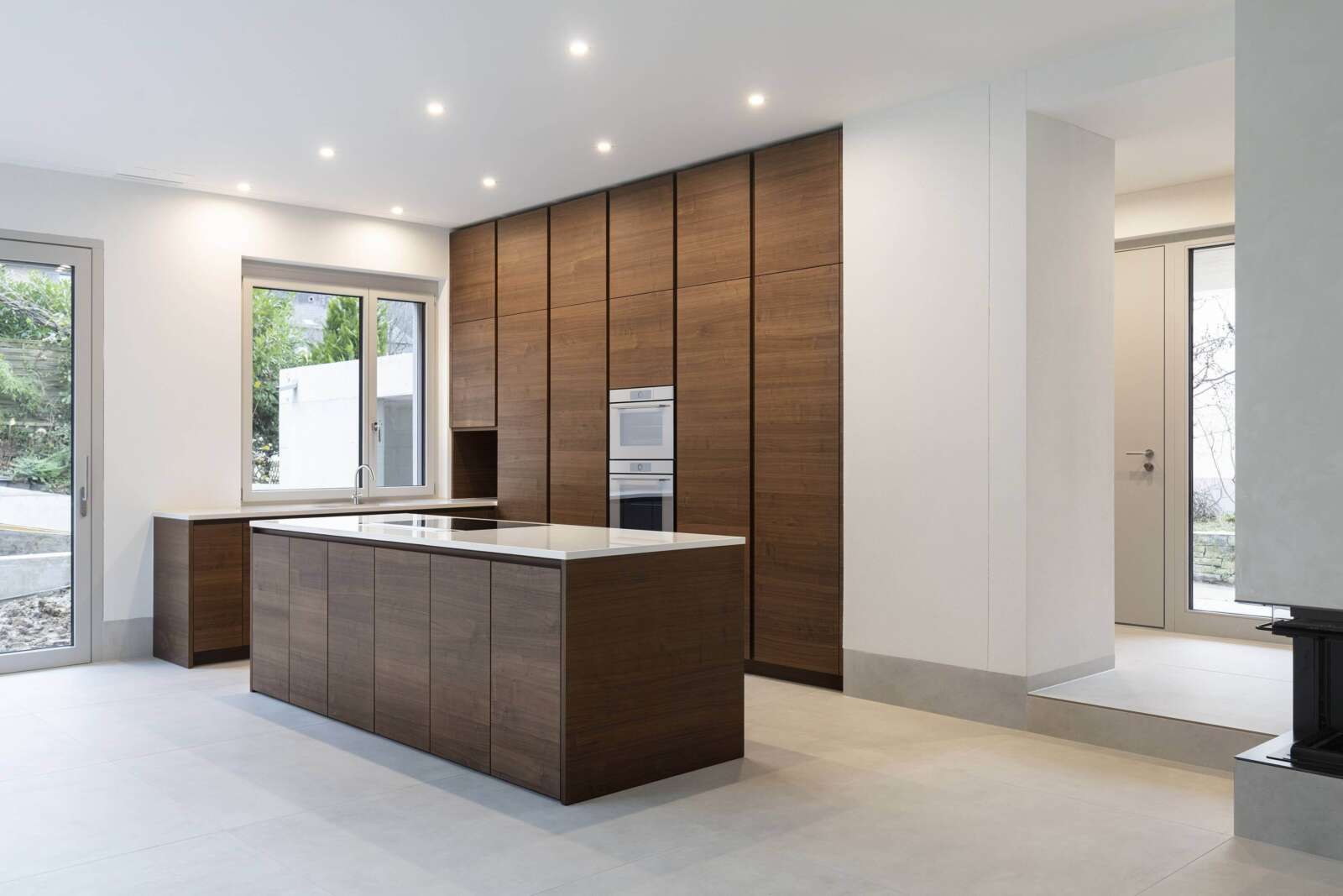 Orlando Architektur Neubau Einfamilienhaus mit Einliegerwohnung Oberfeldweg Winterthur 9 Küche Insel Holz