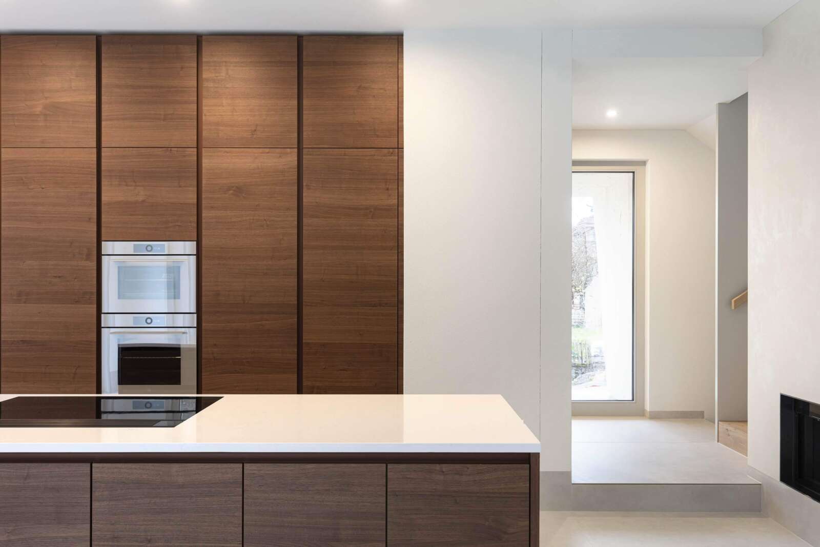Orlando Architektur Neubau Einfamilienhaus mit Einliegerwohnung Oberfeldweg Winterthur 10 Küche Insel Holz