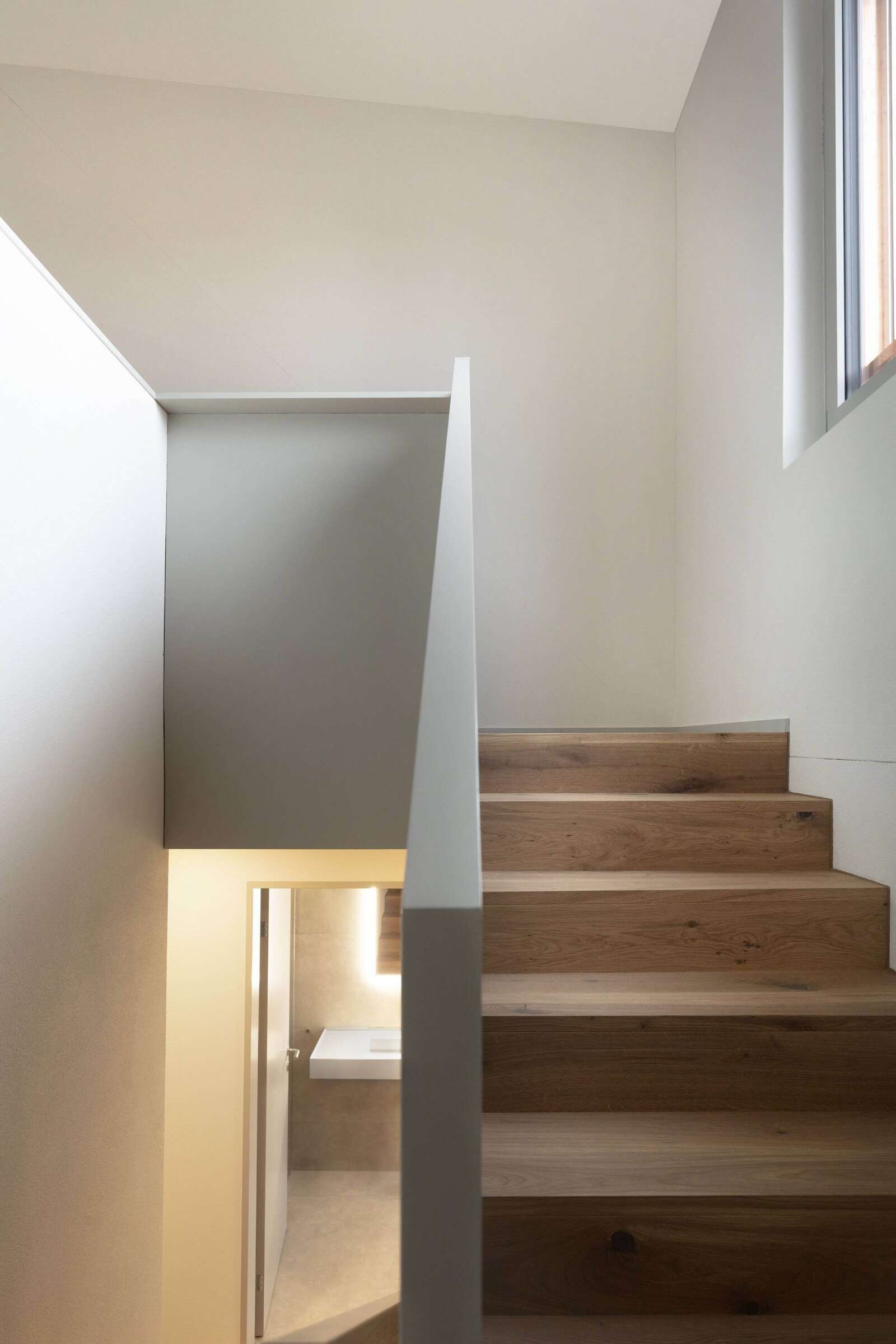 Orlando Architektur Neubau Einfamilienhaus mit Einliegerwohnung Oberfeldweg Winterthur 12 Treppenhaus Holz Materialisierung
