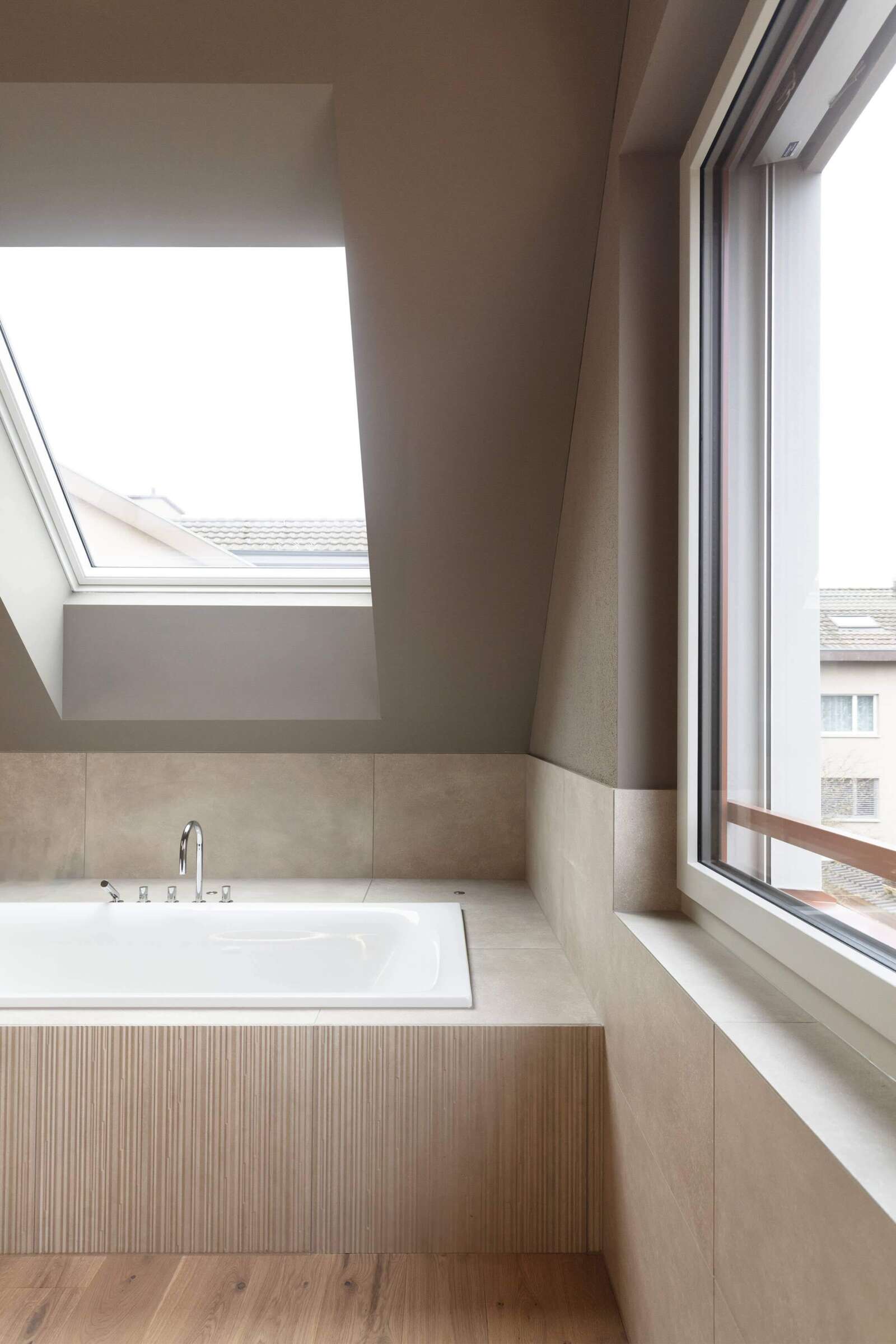 Orlando Architektur Neubau Einfamilienhaus mit Einliegerwohnung Oberfeldweg Winterthur 14 Badewanne Materialisierung