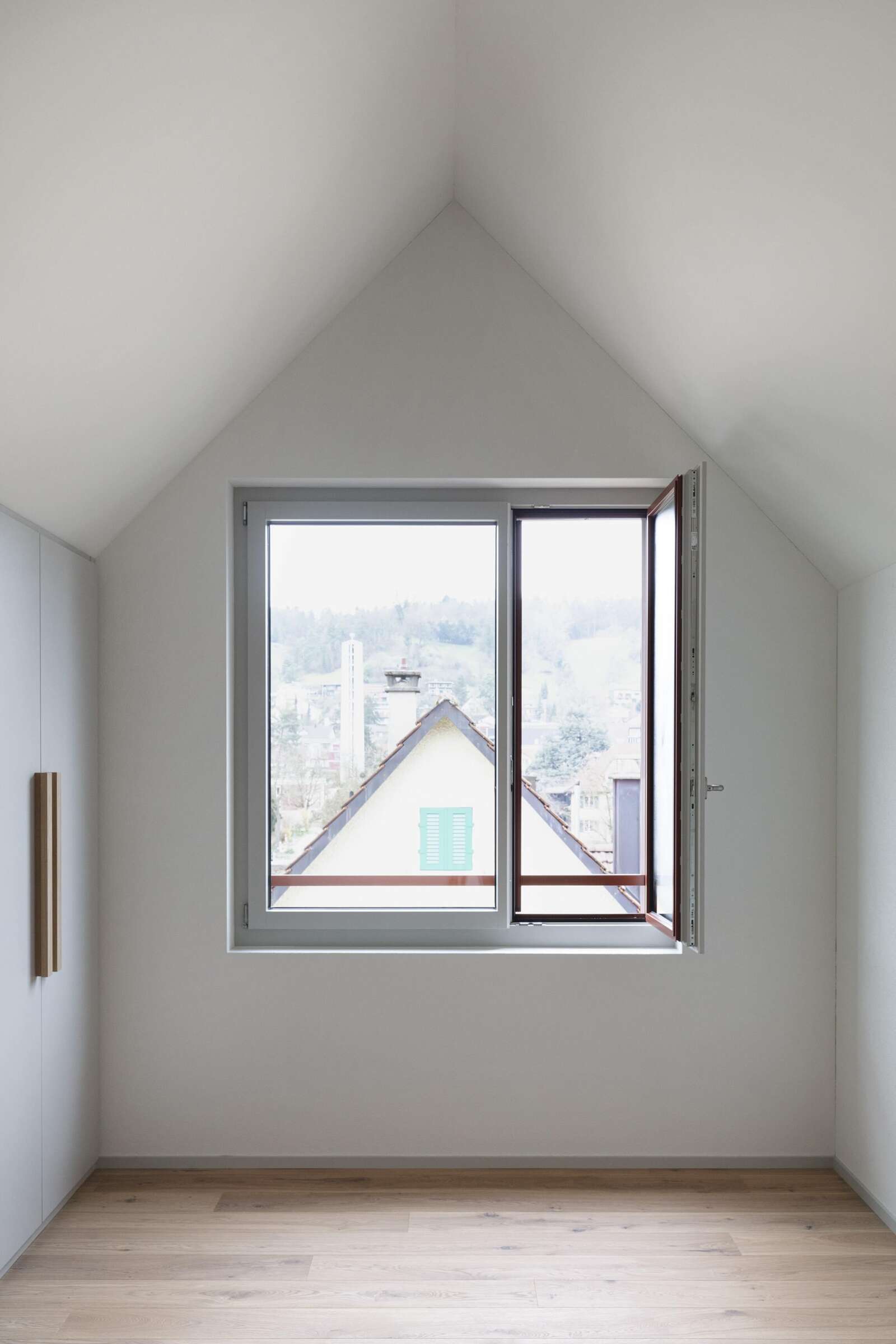 Orlando Architektur Neubau Einfamilienhaus mit Einliegerwohnung Oberfeldweg Winterthur 15 Ankleide Dachschräge