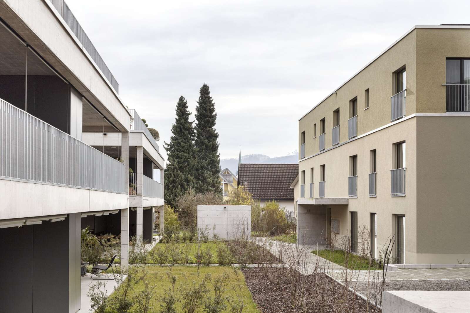 Orlando Architektur Neubau Wohnsiedlung Chruezgaessli Eschenz 2 Perspektive Hof Garten Velounterstand