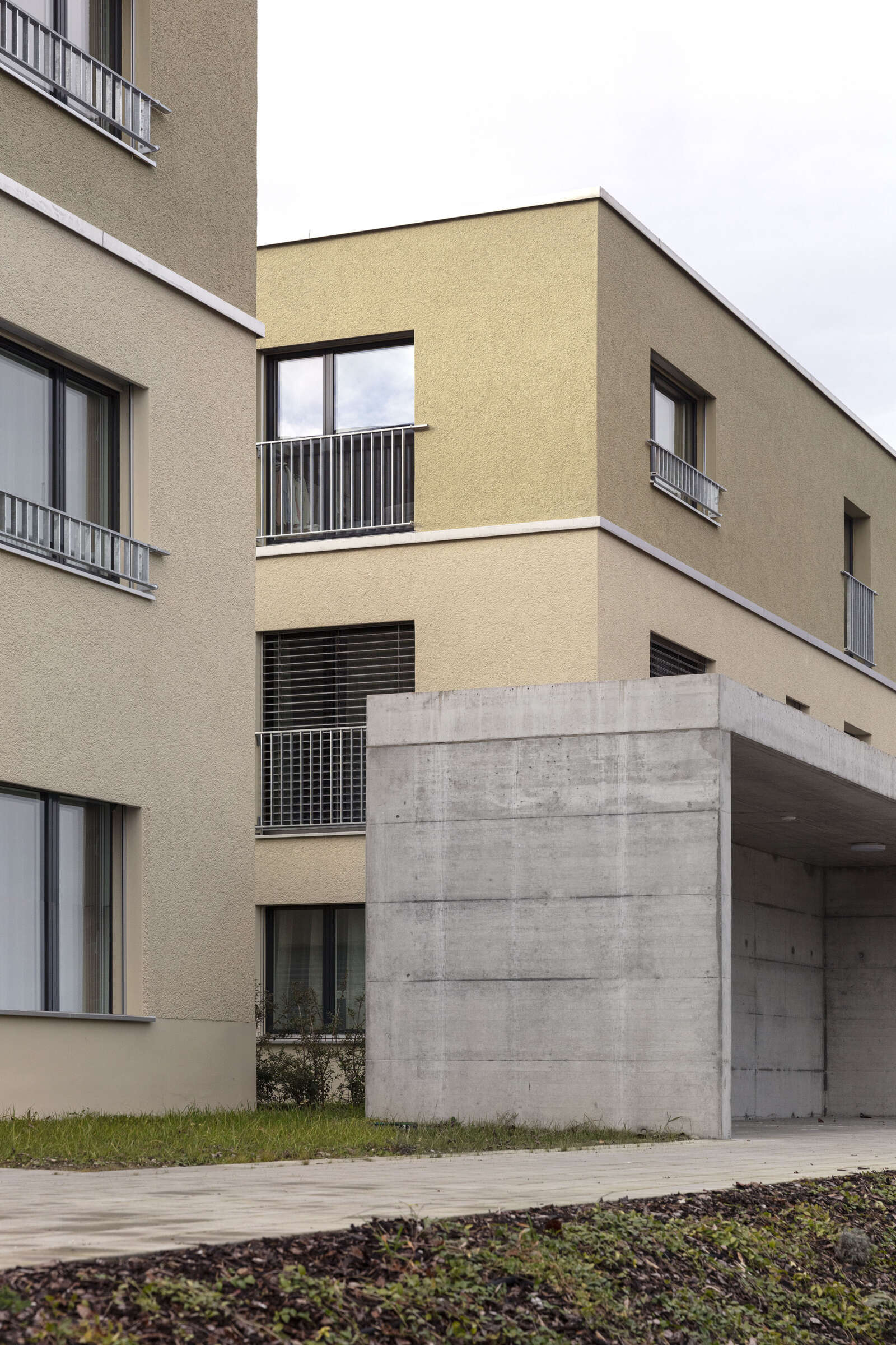 Orlando Architektur Neubau Wohnsiedlung Chruezgaessli Eschenz 3 Perspektive Strasse Areal Verputz Beton