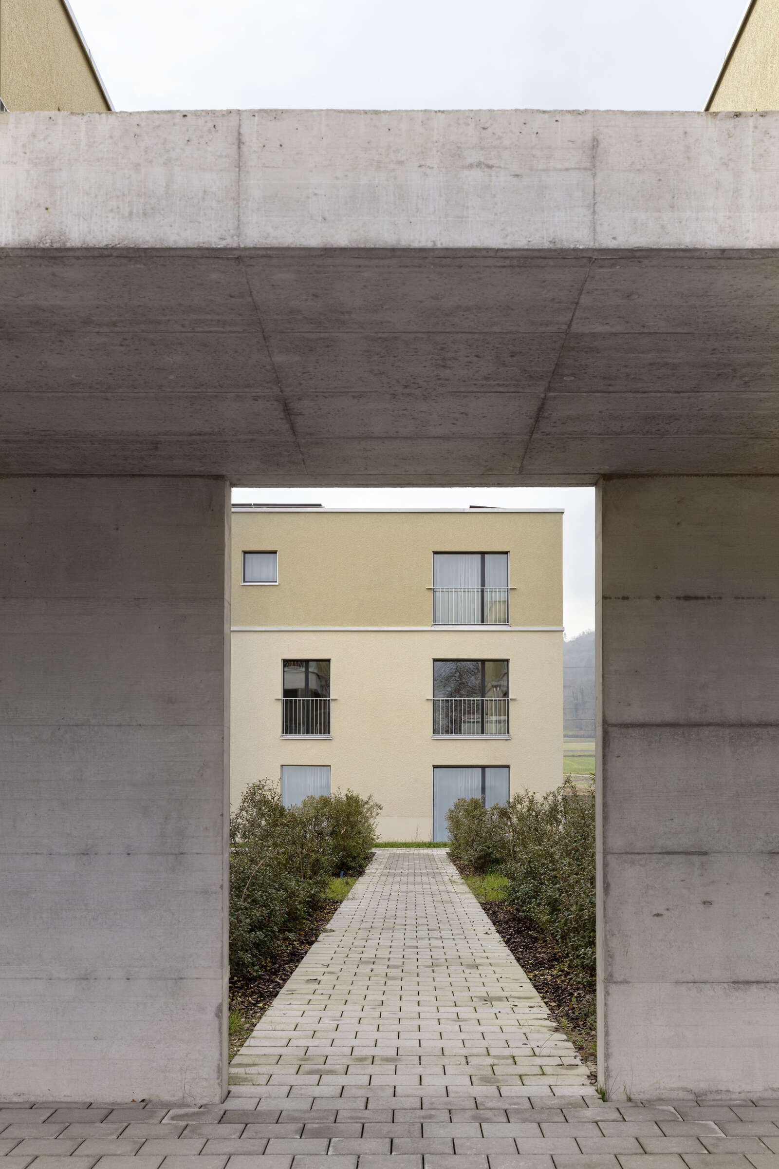 Orlando Architektur Neubau Wohnsiedlung Chruezgaessli Eschenz 5 Detail Materialisierung Velounterstand Sichtbeton Ansicht Hof Garten