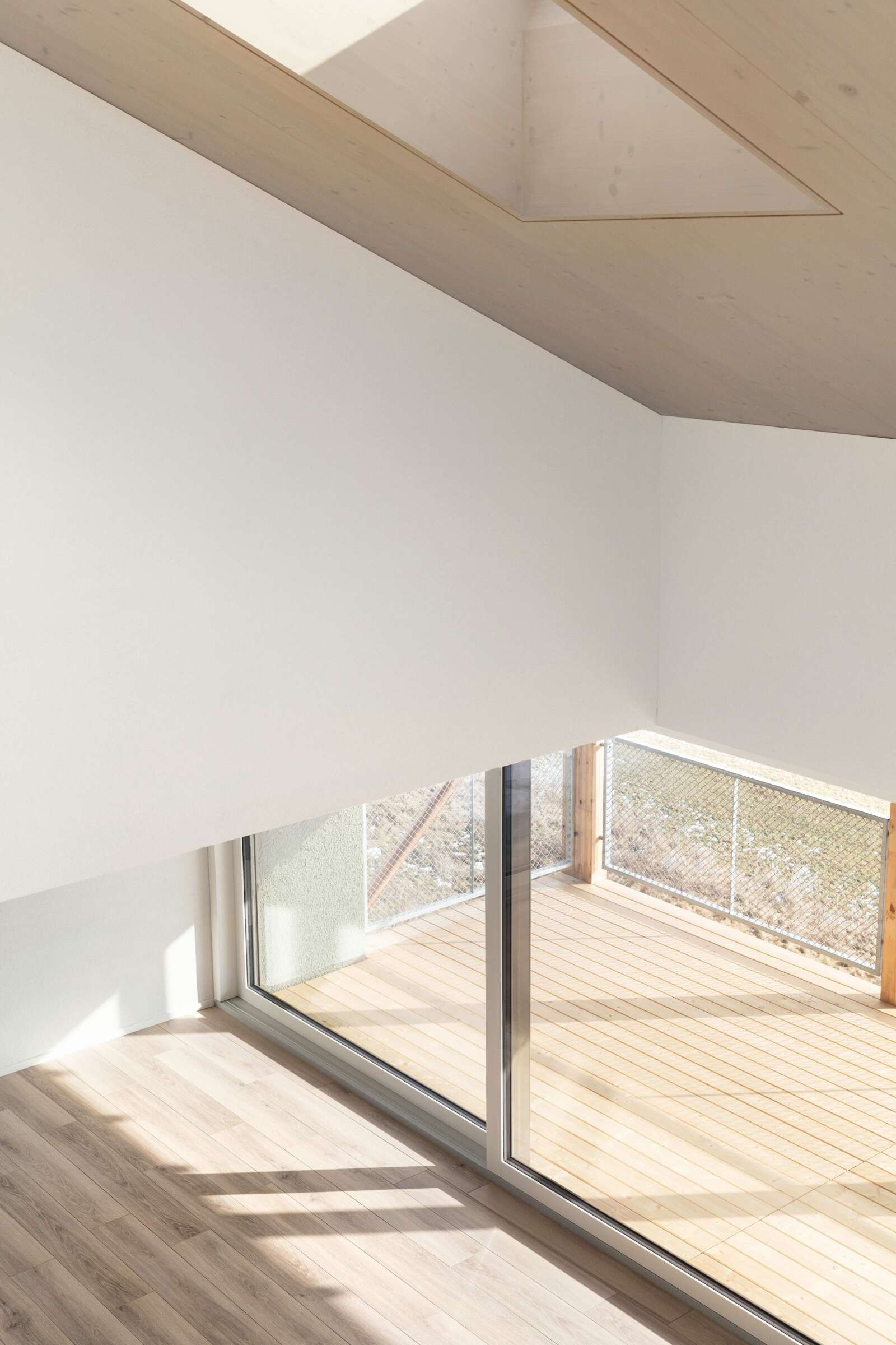 Orlando Architektur Neubau zwei Doppeleinfamilienhaeuser im Schueracher Waltenstein 5 Dachschraege Dachfenster Holzbau Materialisierung