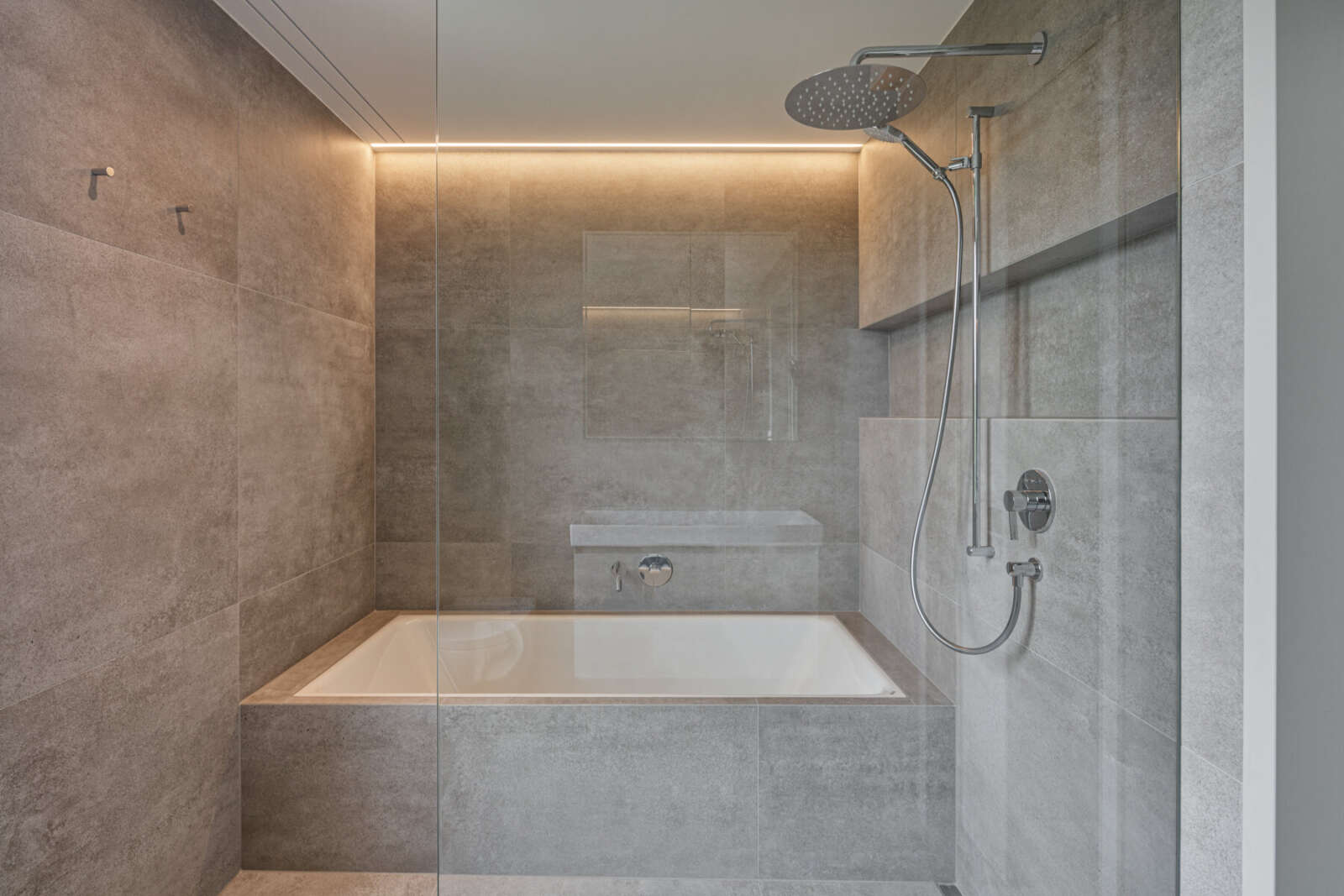 Orlando Architektur Neubau Mehrfamilienhaus Rigistrasse Pfäffikon ZH 12 Badewanne Dusche