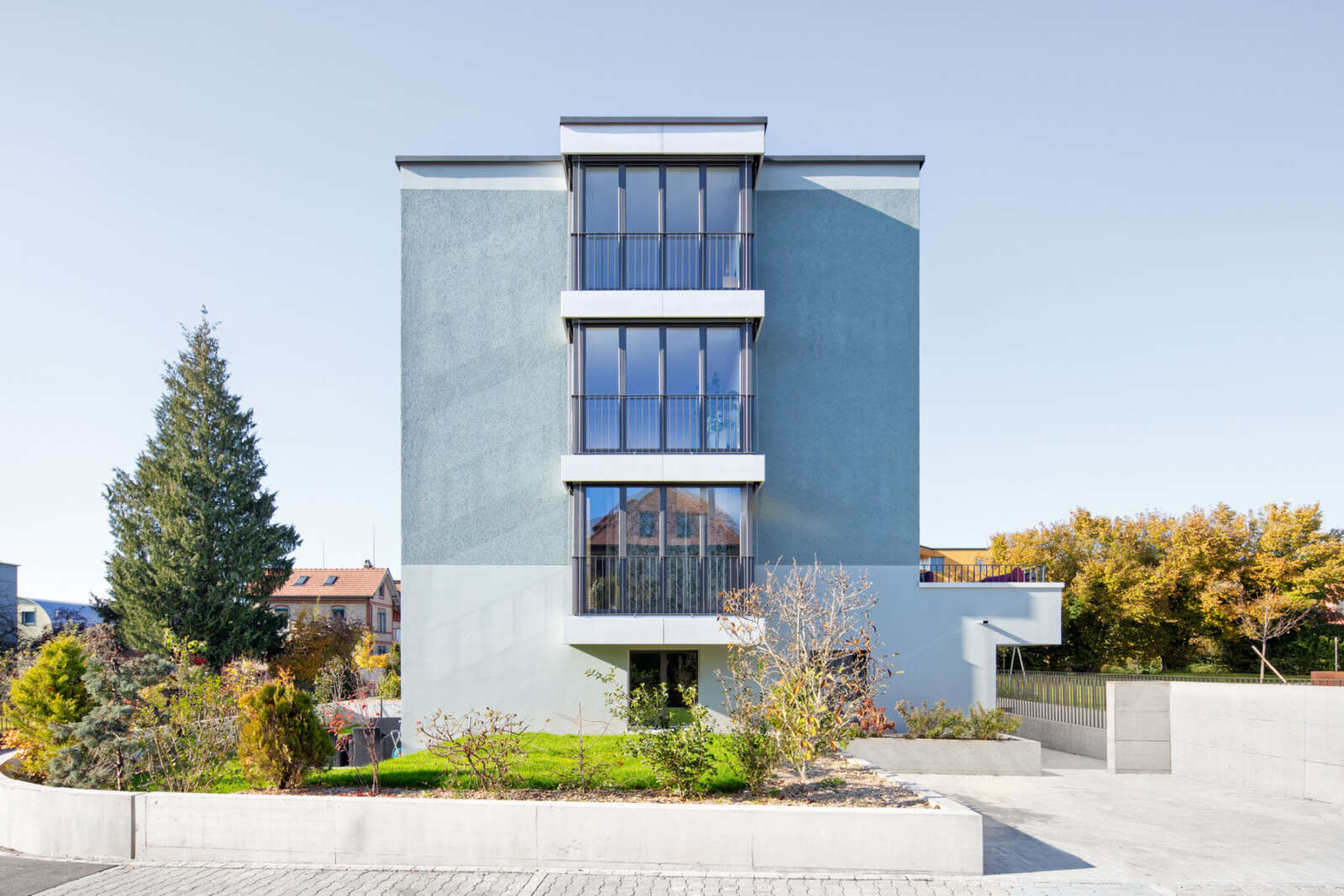 Orlando Architektur Neubau Mehrfamilienhaus Rigistrasse Pfäffikon ZH 1 Fassadenansicht Erker