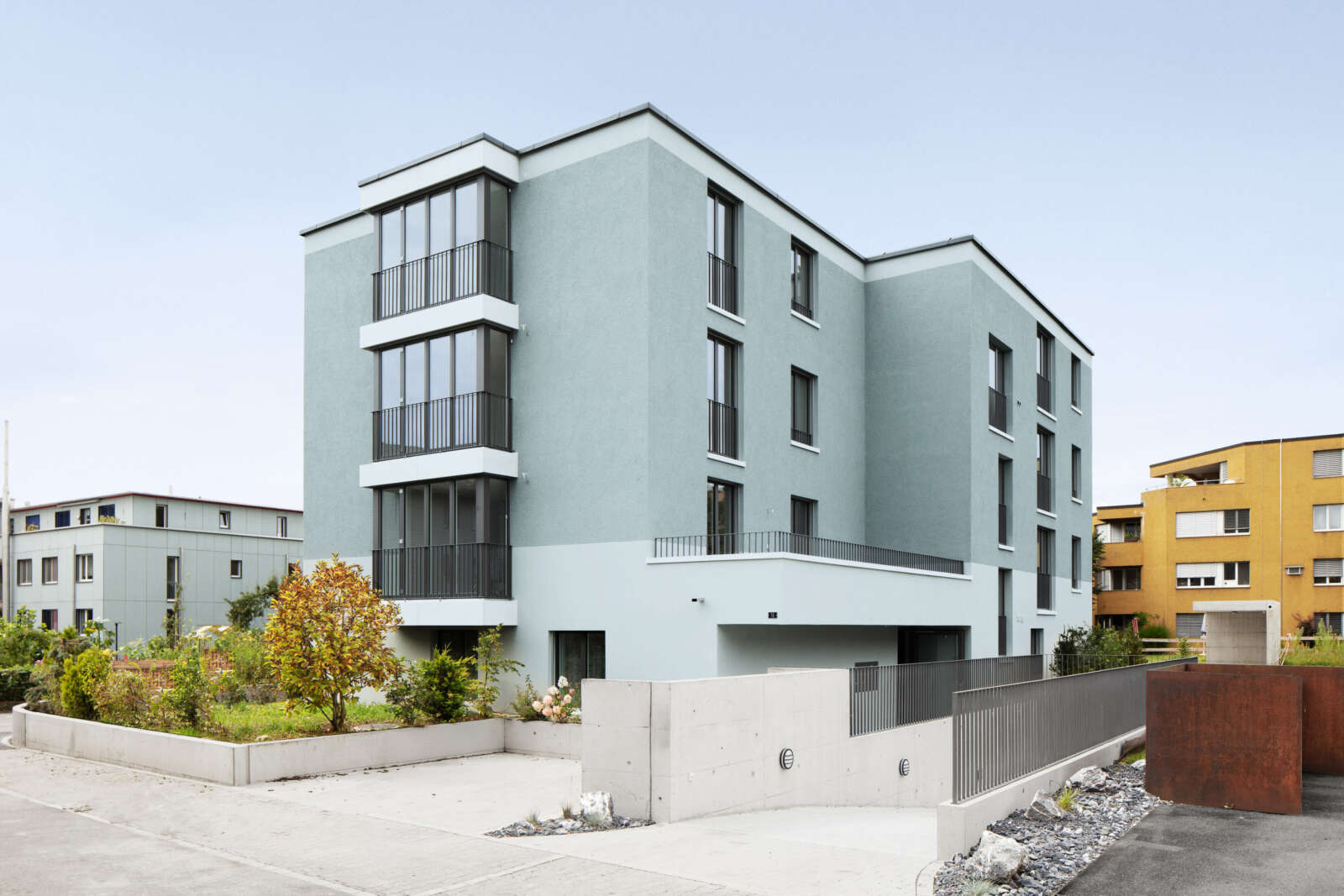 Orlando Architektur Neubau Mehrfamilienhaus Rigistrasse Pfäffikon ZH 2 Fassade Volumetrie