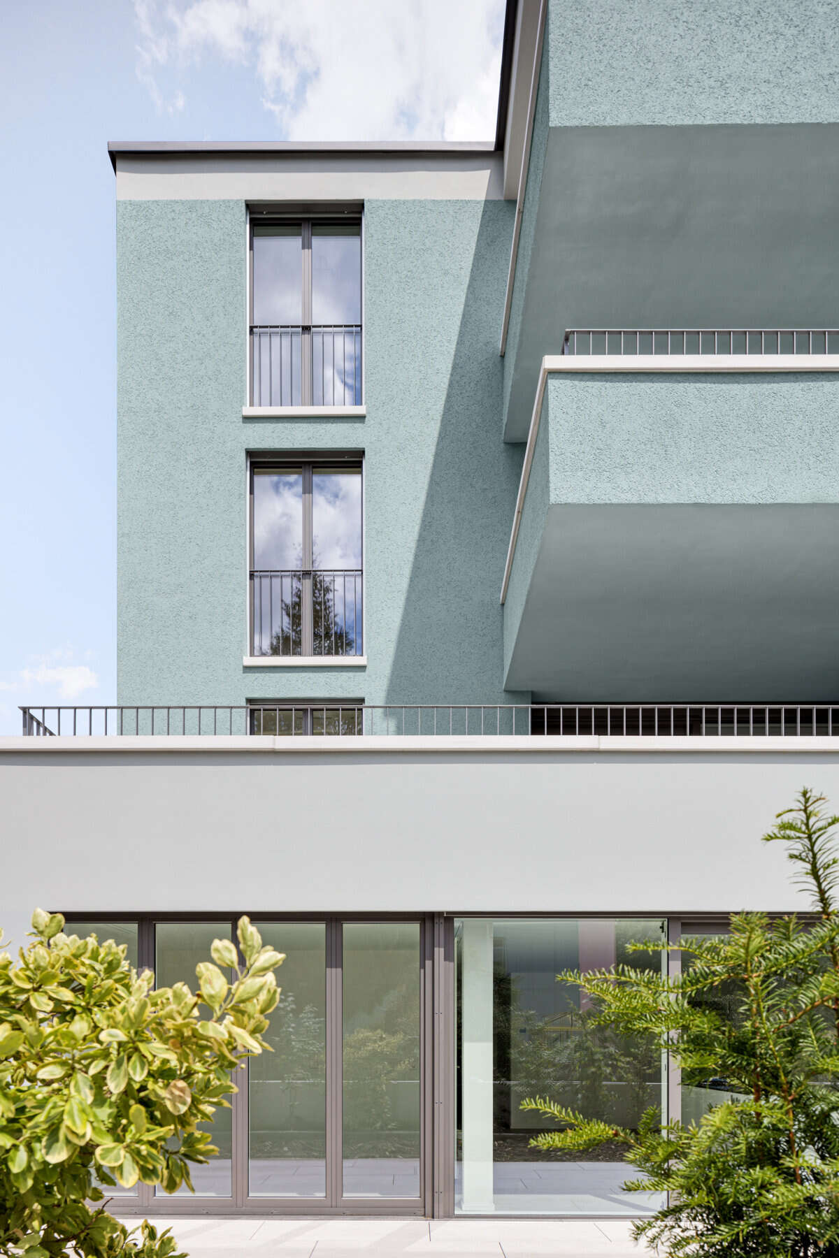 Orlando Architektur Neubau Mehrfamilienhaus Rigistrasse Pfäffikon ZH 3 Fassade Detail Balkon Terrasse