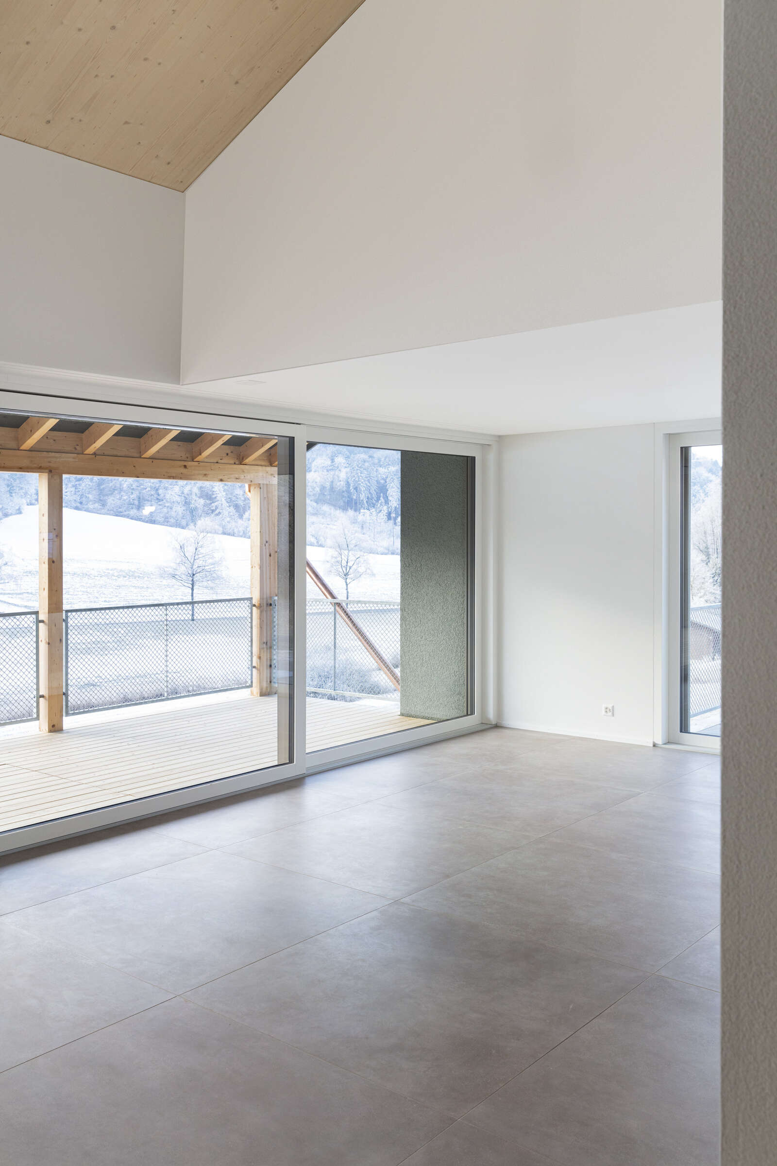 Orlando Architektur Neubau zwei Doppeleinfamilienhaeuser im Schueracher Waltenstein 10 Essbereich Dachschraege