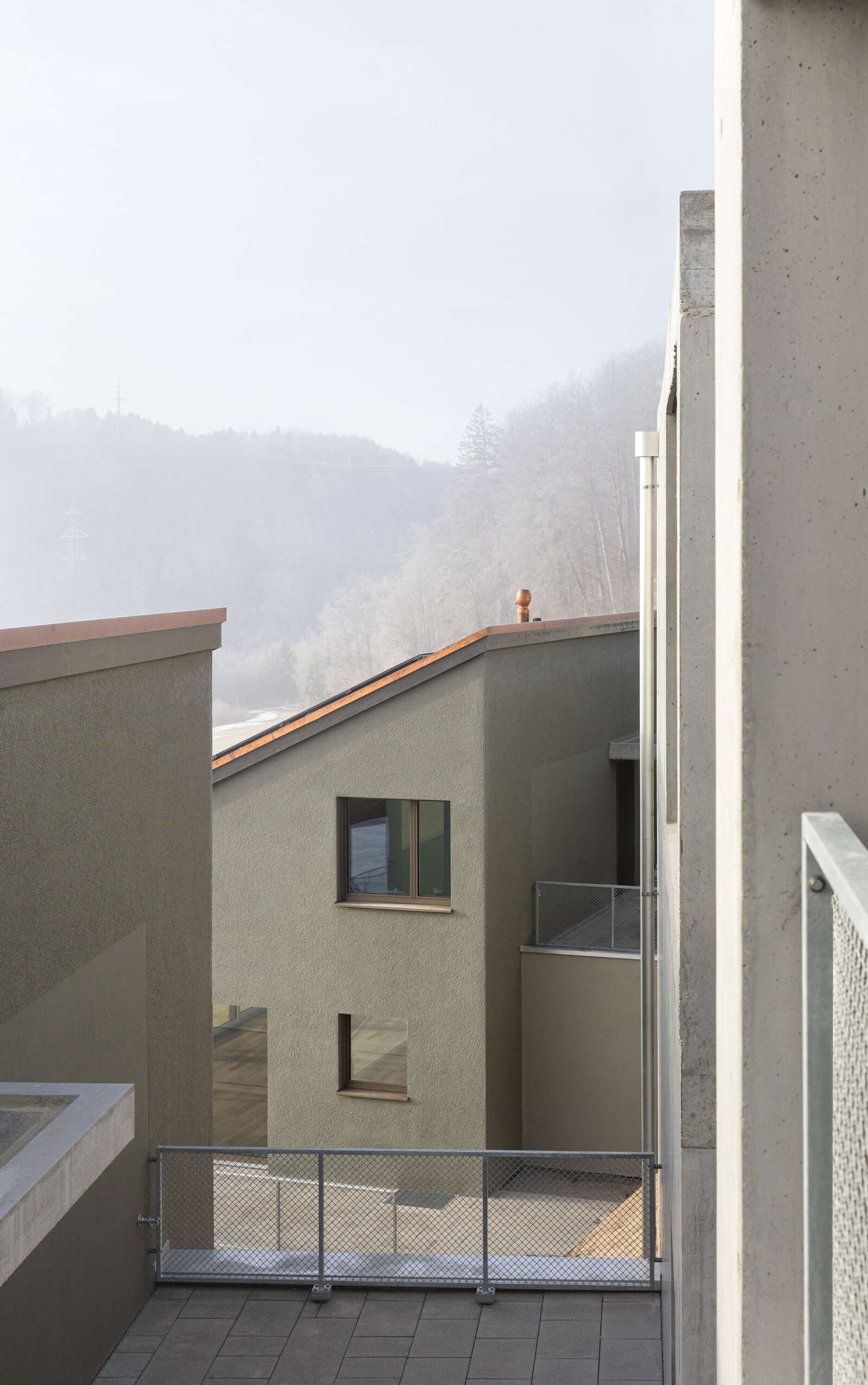 Orlando Architektur Neubau zwei Doppeleinfamilienhaeuser im Schueracher Waltenstein 13 Bauen am Hang Blick von Carport