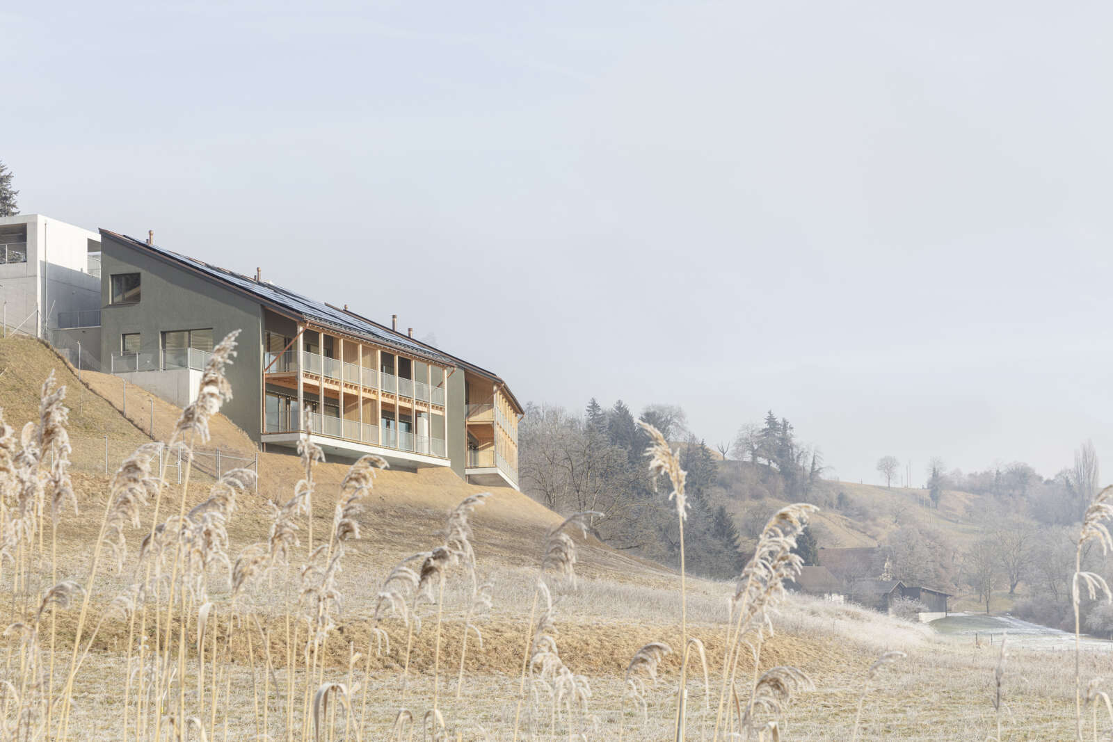 Orlando Architektur Neubau zwei Doppeleinfamilienhaeuser im Schueracher Waltenstein 1 Talblick Gebaeuden im Landschaft