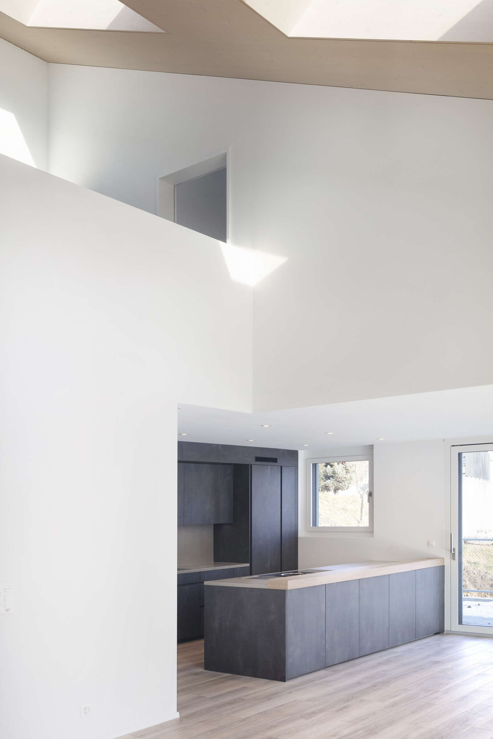 Orlando Architektur Neubau zwei Doppeleinfamilienhaeuser im Schueracher Waltenstein 6 Kueche Doppelhoehe Eingang Essbereich