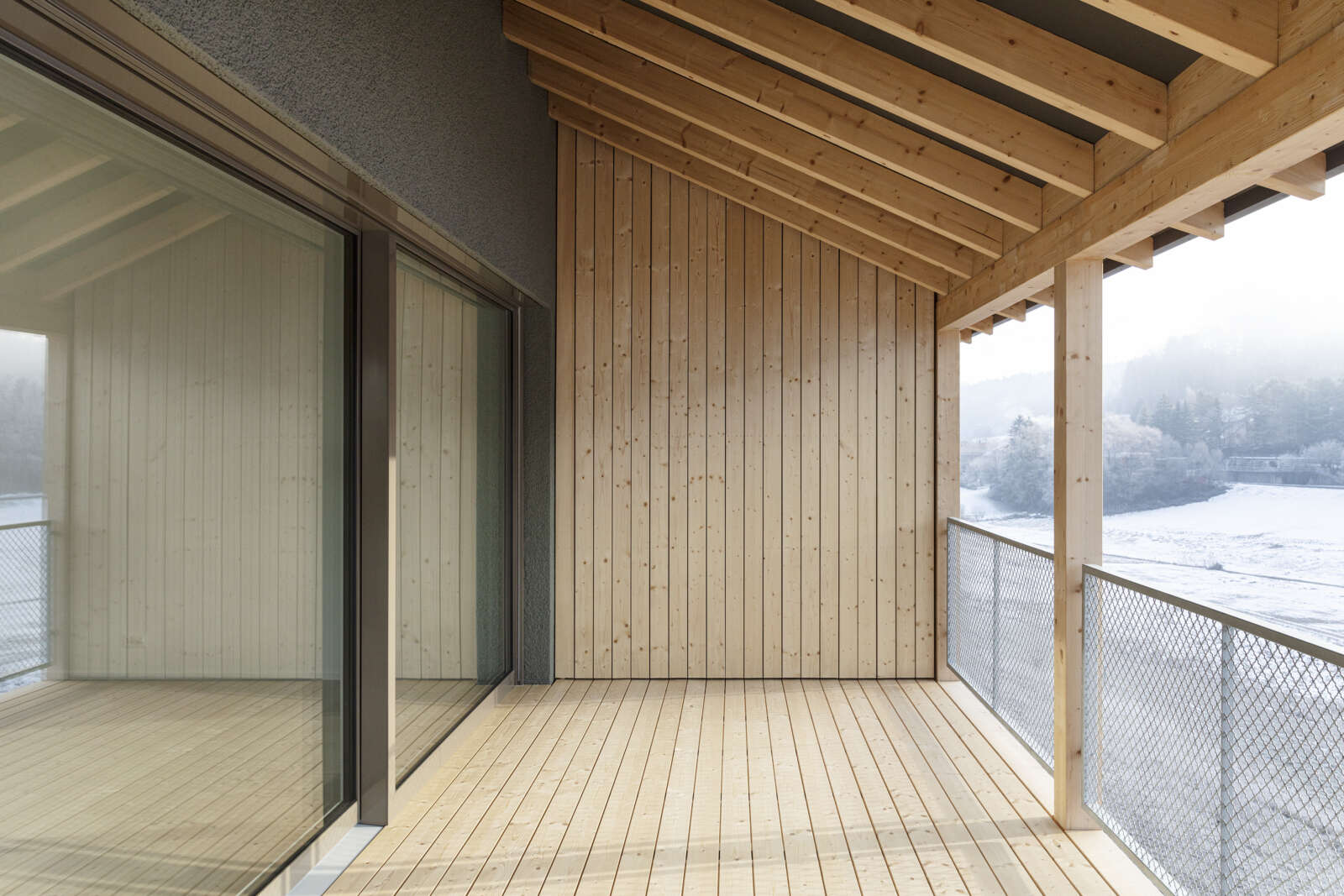 Orlando Architektur Neubau zwei Doppeleinfamilienhaeuser im Schueracher Waltenstein 8 Laube Detaol Holz Putz