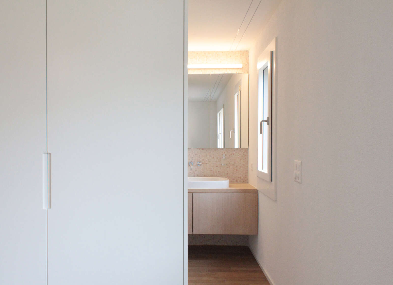 Orlando Architektur Umbau Doppeleinfamilienhaus Hälfte Steinfeldstrasse Rümlang 4 Badezimmer Materialisierung Schrank Detail