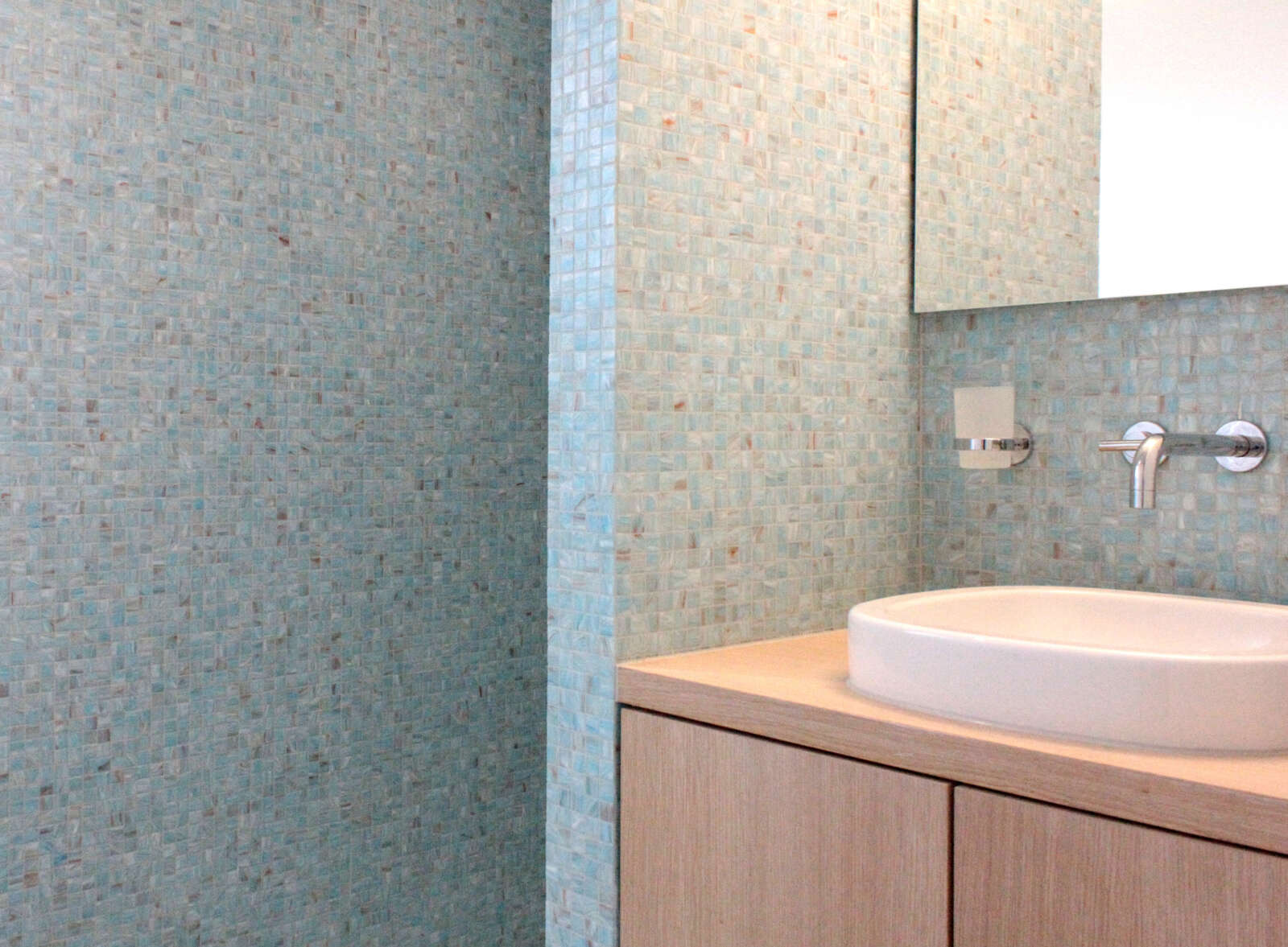 Orlando Architektur Umbau Doppeleinfamilienhaus Hälfte Steinfeldstrasse Rümlang 5 Badezimmer Materialisierung Lavabo Detail