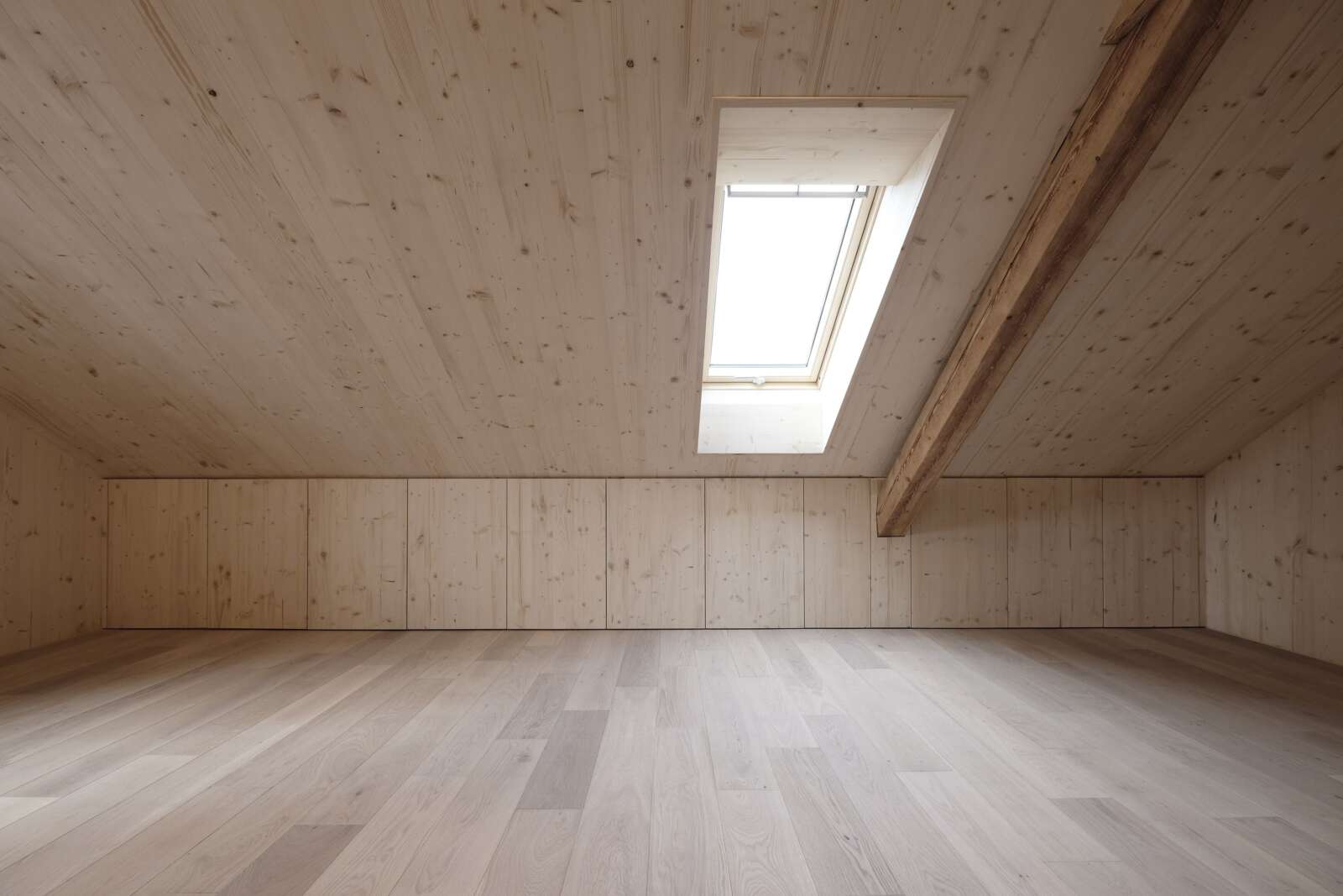 Orlando Architektur Umbau Erweiterung Anbau Ausbau Einfamilienhaus Hardgutstrasse Winterthur 7 Dachschräge