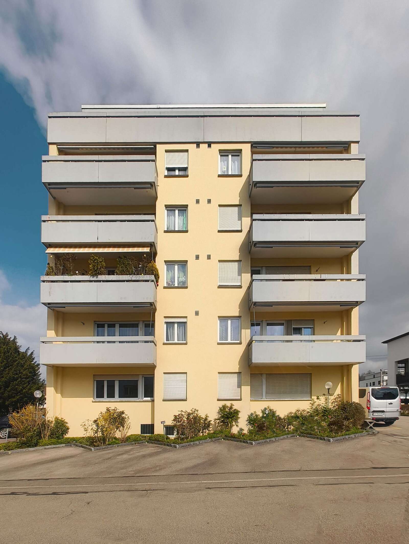 Orlando Architektur Umbau Sanierung Mehrfamilienhaus Restaurantfläche Stationsstrasse Seuzach 2 Fassadenansicht Bestand Farbig