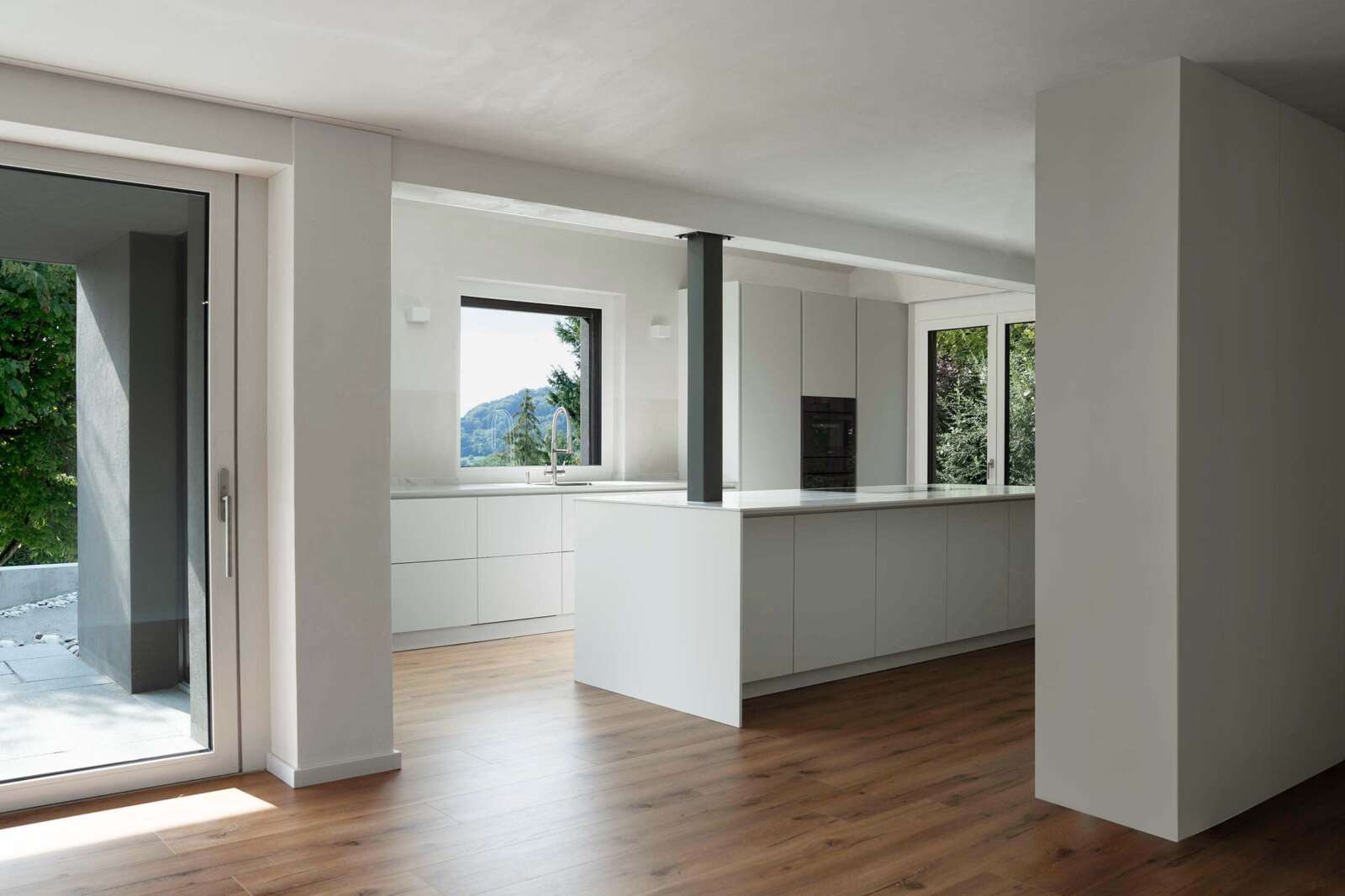 Orlando Architektur Umbau und Erweiterung Einfamilienhaus Haltenstrasse Neftenbach 4 Küche Essen Loggia Aussicht