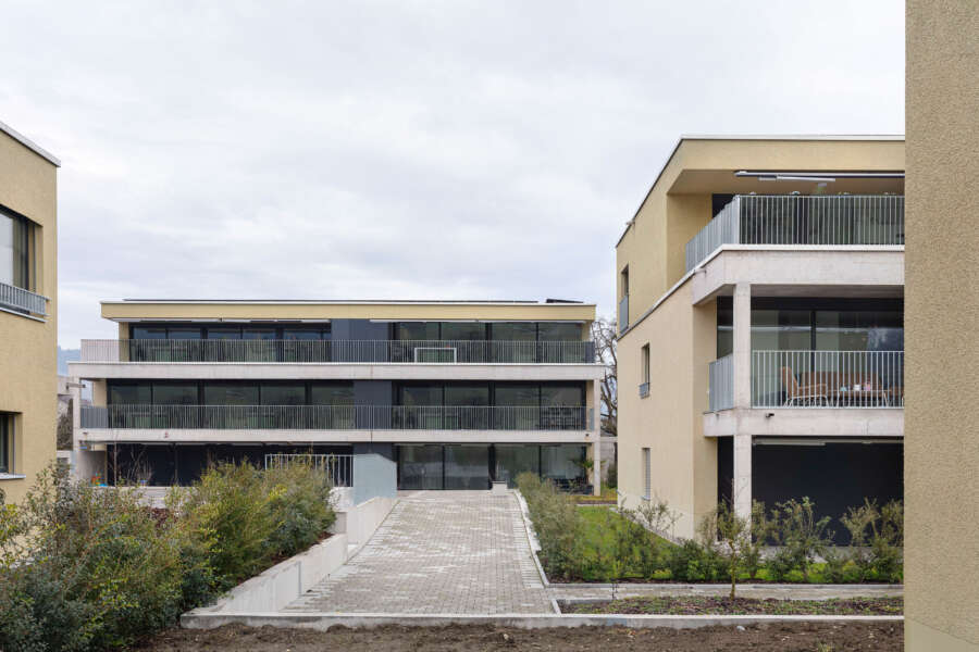 Orlando Architektur Neubau Wohnsiedlung Chruezgaessli Eschenz 1 Frontansicht Hof Terrasse Terrassenwelt Originalgrösse