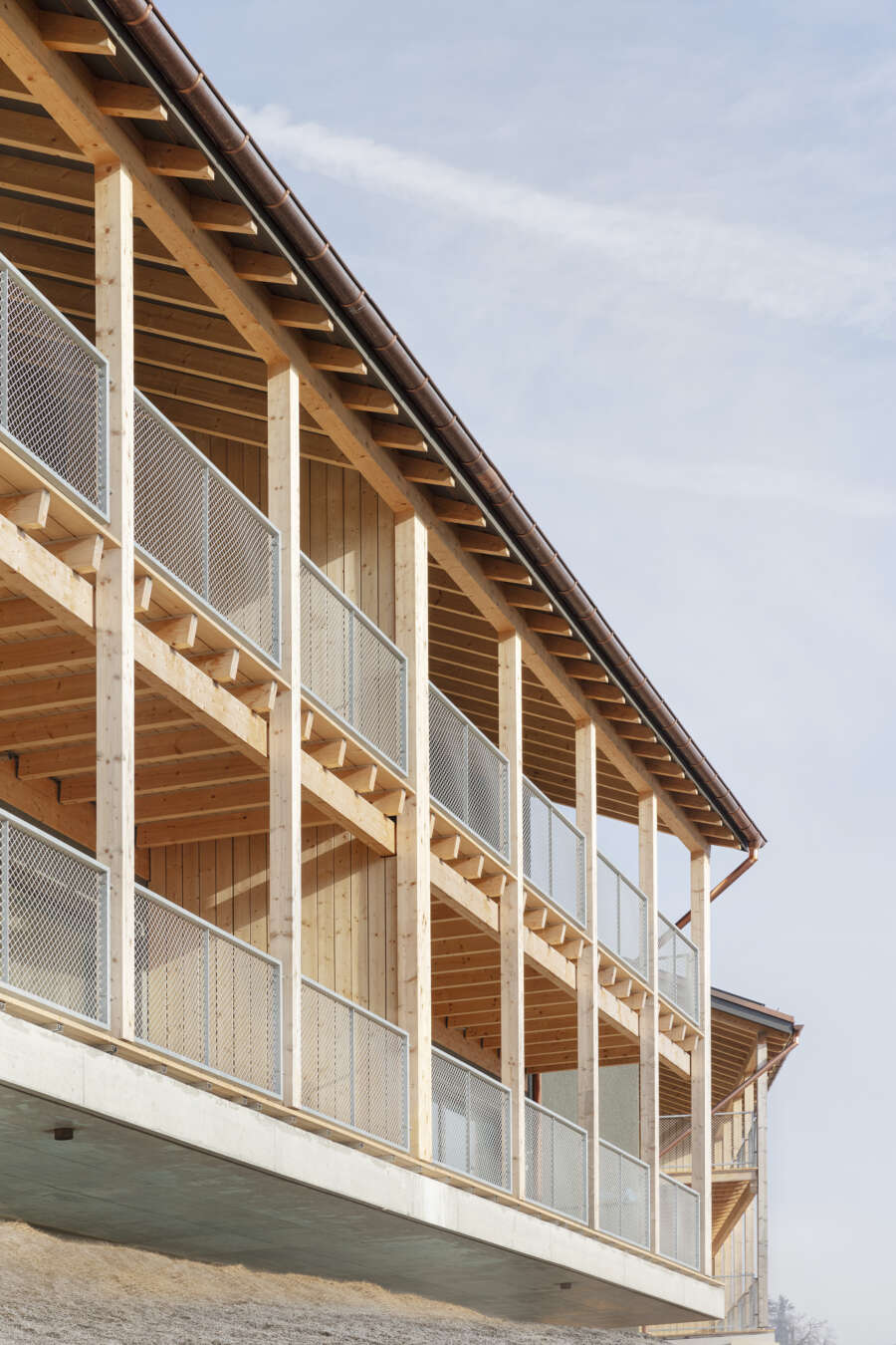 Orlando Architektur Neubau zwei Doppeleinfamilienhaeuser im Schueracher Waltenstein 2 Detail Lauben Holzbau